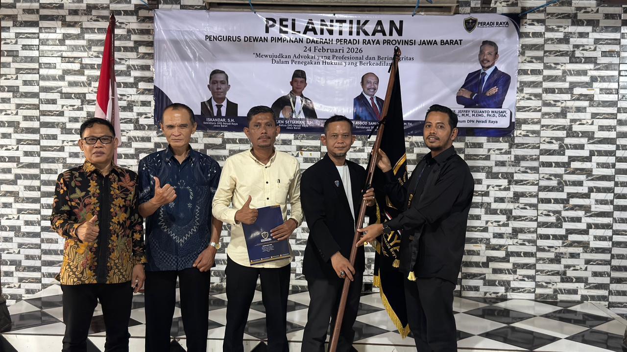 Penyerahan Pataka secara simbolis sebagai tanda penyerahan tanggung jawab dalam mengemban tugas yang sama di satu panji Organisasi Advokat PERADI RAYA