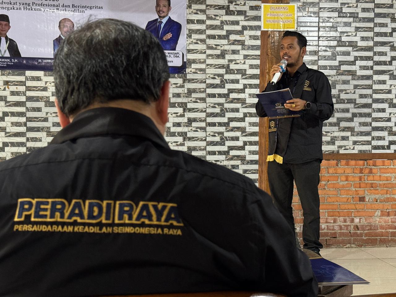 Ketua Umum Peradi Raya Prof. Dr. Ir. Jeffry Yuliyanto Waisapy, S.T., S.H., M.M., M.Eng., M.H., PhD., DBA. Sedang Memberikan Sambutan